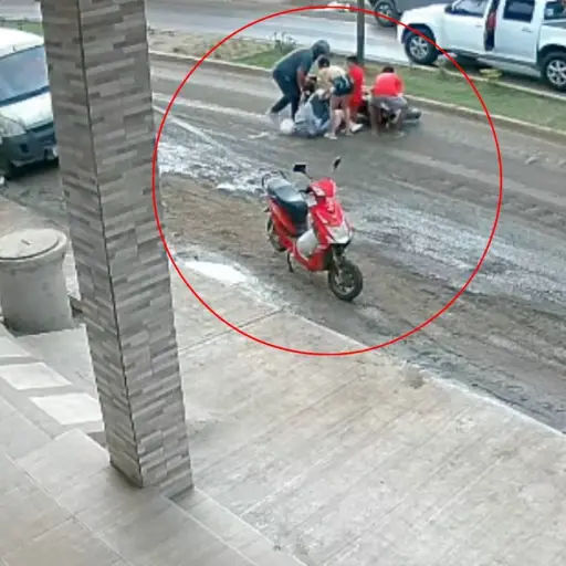 Trabajos del Plan Triple A en Calderón: Cámaras de seguridad registran constantes caídas de motociclistas por mal estado vial