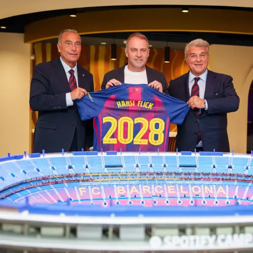 Hansi Flick renueva con el FC Barcelona hasta 2028 tras conquistar LaLiga y la Supercopa