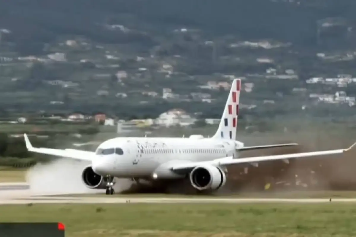 El momento en el que el avión se salió de la pista quedó grabado por un aficionado., Foto: Agencias