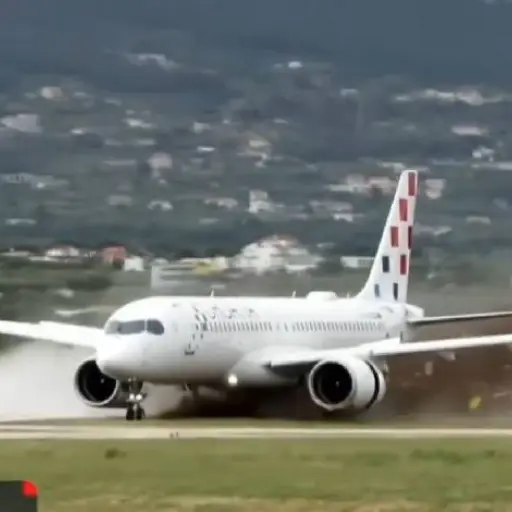 Un Airbus A220 de Croatia Airlines se salió de la pista durante un despegue fallido