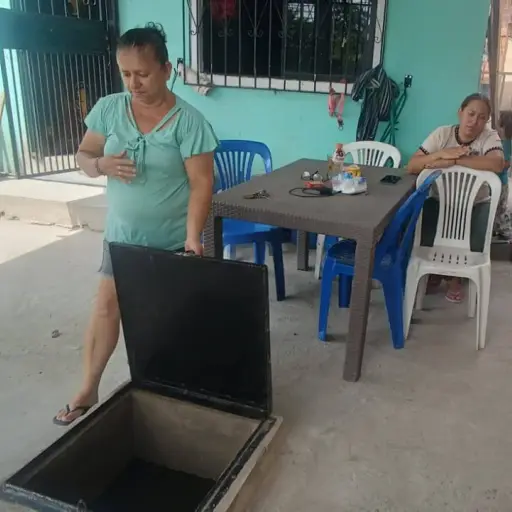 Barrios de la zona alta de Eloy Alfaro de Manta enfrentan cortes y escasez de agua potable