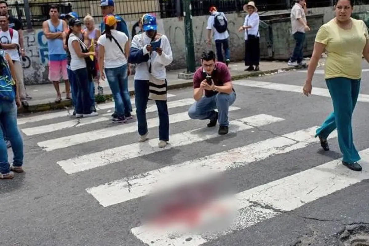 Durante la contención de la marcha civil, se registraron momentos de alta tensión, roces y forcejeos entre los estudiantes., Foto: Agencias