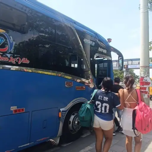 Menos buses y más espera: así opera el transporte urbano en Manta tras crisis por combustibles