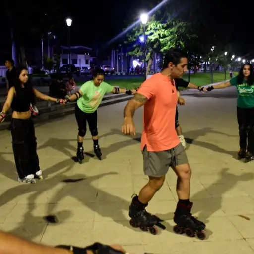 Decenas de adultos cambian el estrés por patines en el parque La Rotonda