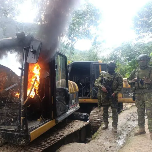 Fuerzas de seguridad incinera maquinaria y campamentos de minería ilegal en Zamora