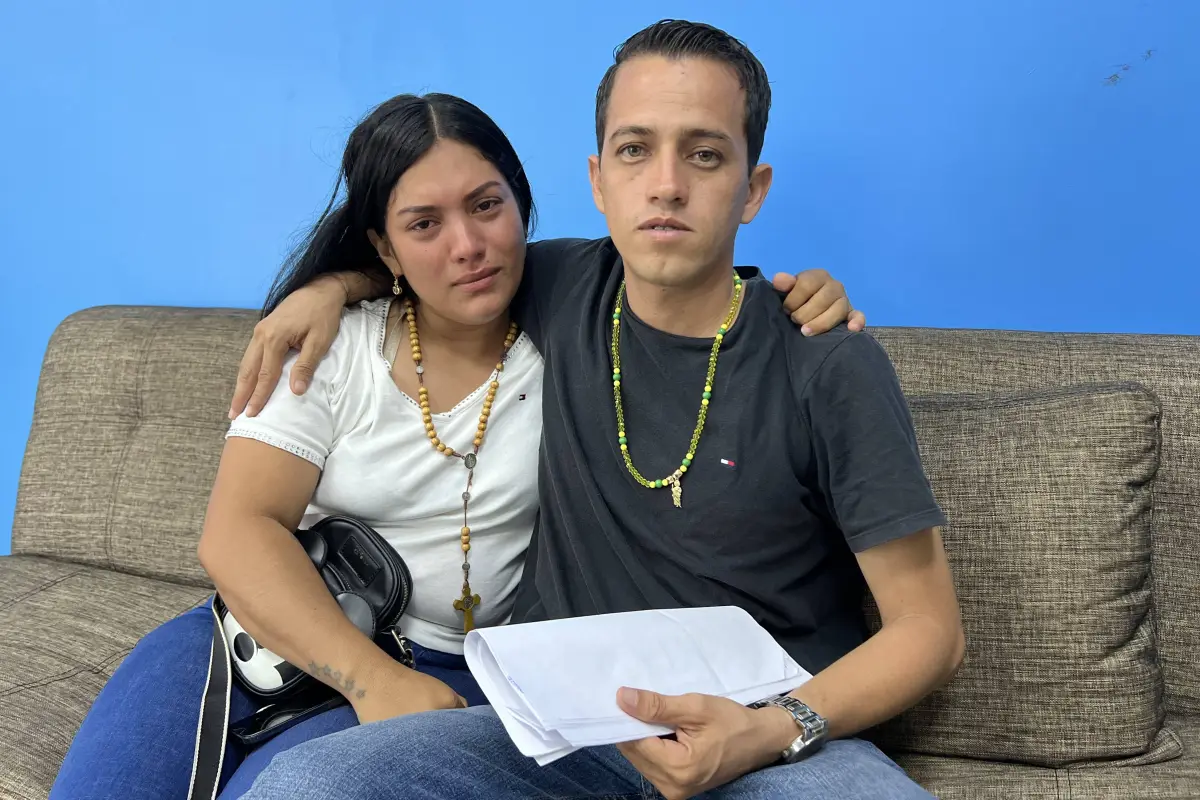 José Véliz y Gabriela Morales, padres de la bebé de diez meses, visitaron las instalaciones de El Diario para denunciar el caso., El Diario.