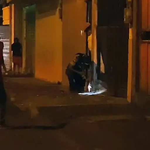Policía investiga atentado con explosivo frente a casa de concejal en Santo Domingo