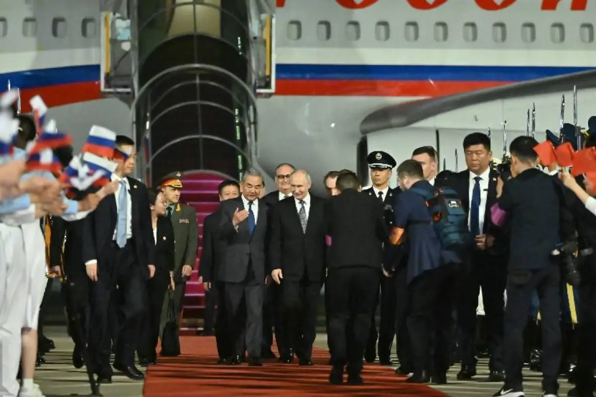 Vladimir Putin fue recibido con alfombraroja y por varios funcionarios del Gobierno de China., Foto: Agencias