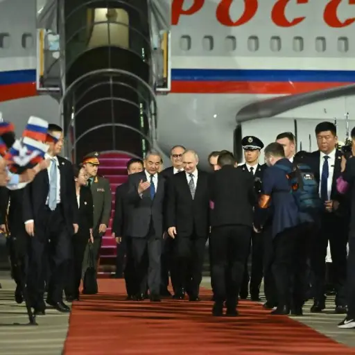 Tras la visita de Donald Trump, Vladimir Putin aterrizó en China para sellar una alianza con Xi Jinping