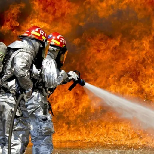 China: Hong Kong prohibirá fumar en las zonas de construcción tras el trágico incendio de un rascacielos en 2025