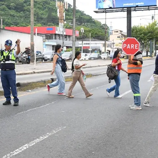 Avanza mantenimiento del paso peatonal en la avenida Carlos Julio Arosemena de Guayaquil