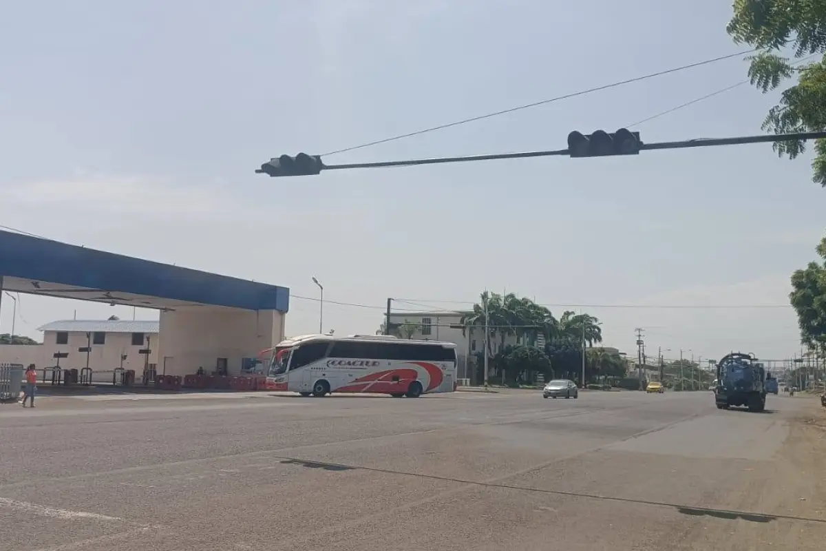 El peligro crece en la terminal terrestre de Manta por semáforos fuera de servicio