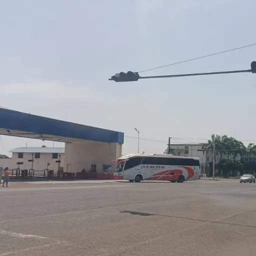 Semáforos dañados generan riesgos viales en accesos a la terminal terrestre de Manta