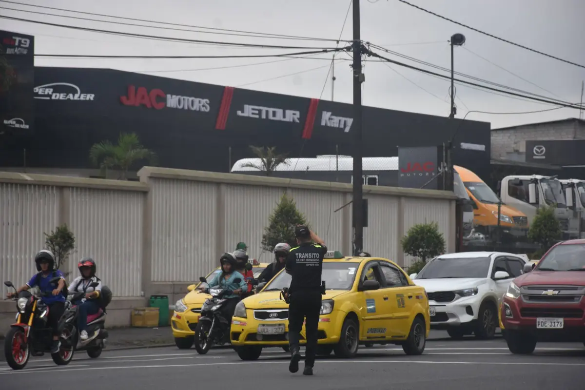 Agente de tránsito en una intersección en Santo Domingo., Diario Centro