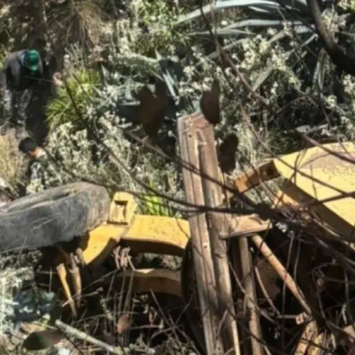 Dos fallecidos tras caída de tractor a una quebrada en el nororiente de Quito 