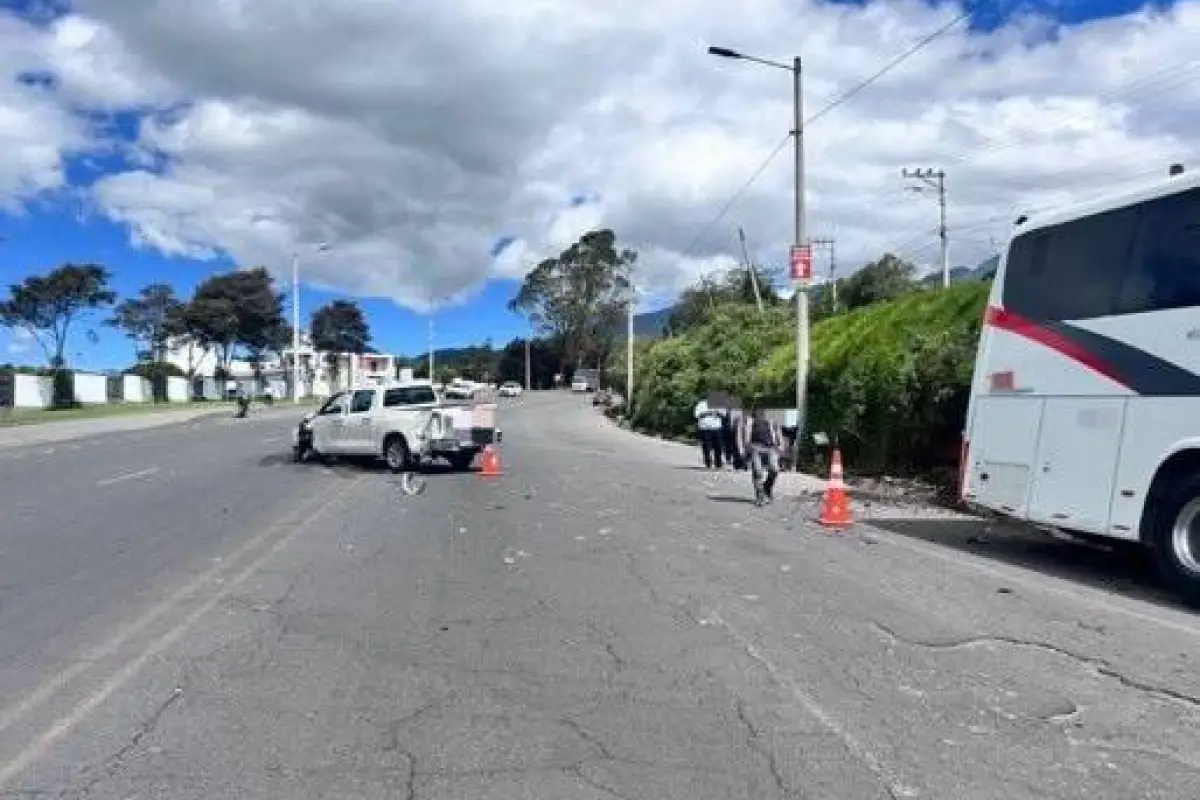 La camioneta quedó en el centro de la vía mientras que el bus en la cuneta del carril contrario. , Foto: Cortesía