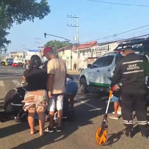 Mujer resulta herida tras choque de motocicleta frente a universidad en Portoviejo