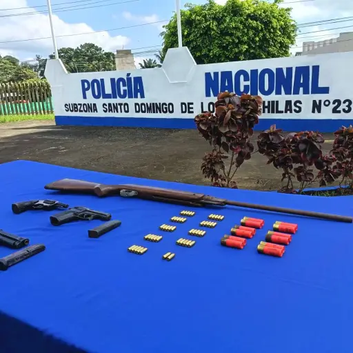 Motocicleta sin placas y armas de fuego incautadas en intervención policial en La Concordia