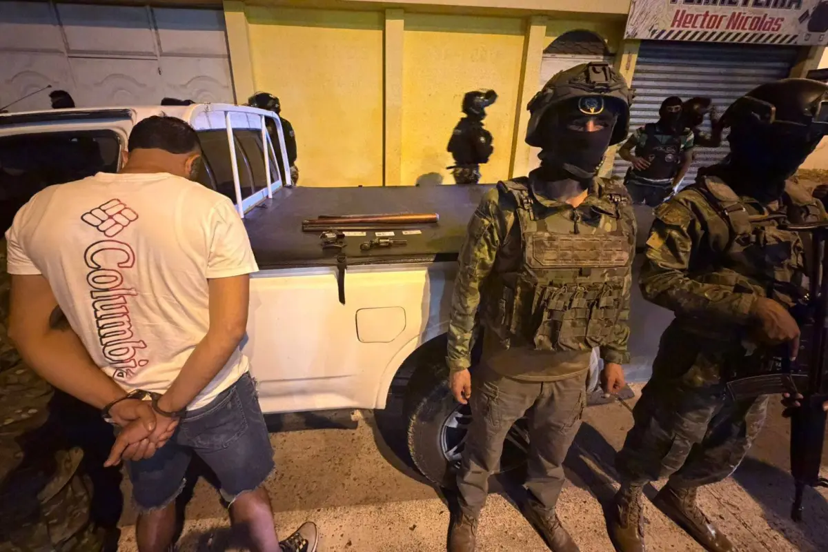 Los detenidos enfrentan cargos por tenencia y porte ilegal de armas de fuego., Cortesía