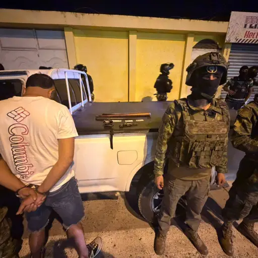 Aprehenden a dos hombres armados en Portoviejo durante operativo militar