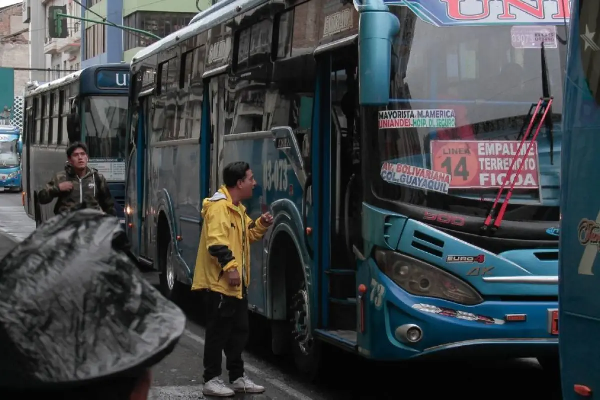 Alza de pasajes en Ecuador: Transportistas de Machala proponen incremento de tarifa urbana a 50 centavos.