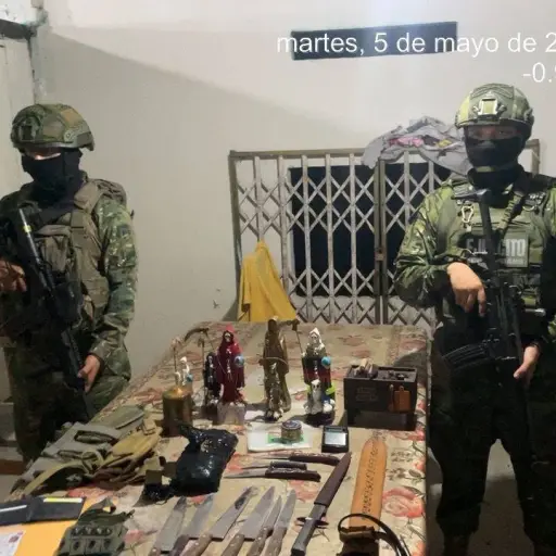 Incautan drogas y un arsenal de armas blancas en Rocafuerte