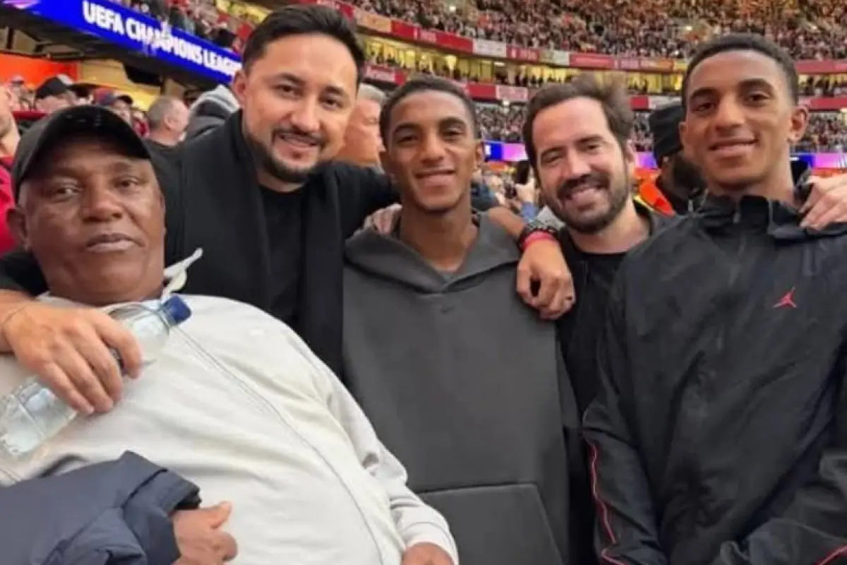 Los gemelos ecuatorianos Edwin y Holger Quintero, junto a su padre y representantes en el estadio de Arsenal