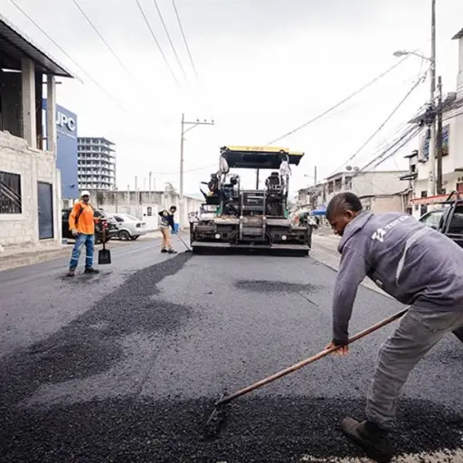 Avanzan obras de bacheo y pavimentación en avenidas principales de Guayaquil