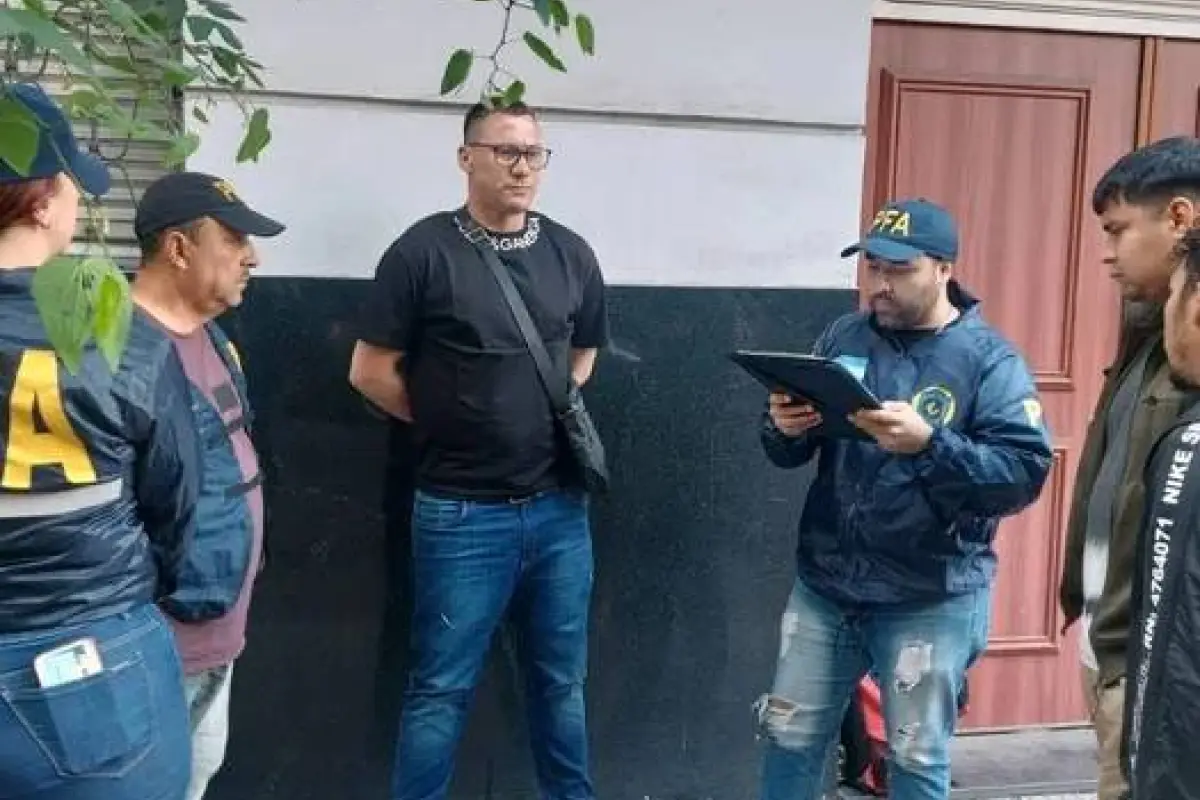  Luis Fernández Albín, conocido como “El Flaco” (centro) fue detenido por la Policía., , Foto: Agencias