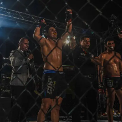 Emilio Sánchez se corona campeón amateur y  Josué Cueva debuta con victoria por TKO en Guerreros del Pacífico