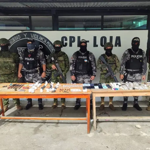 Incautan arsenal y dispositivos electrónicos en cárcel de Loja