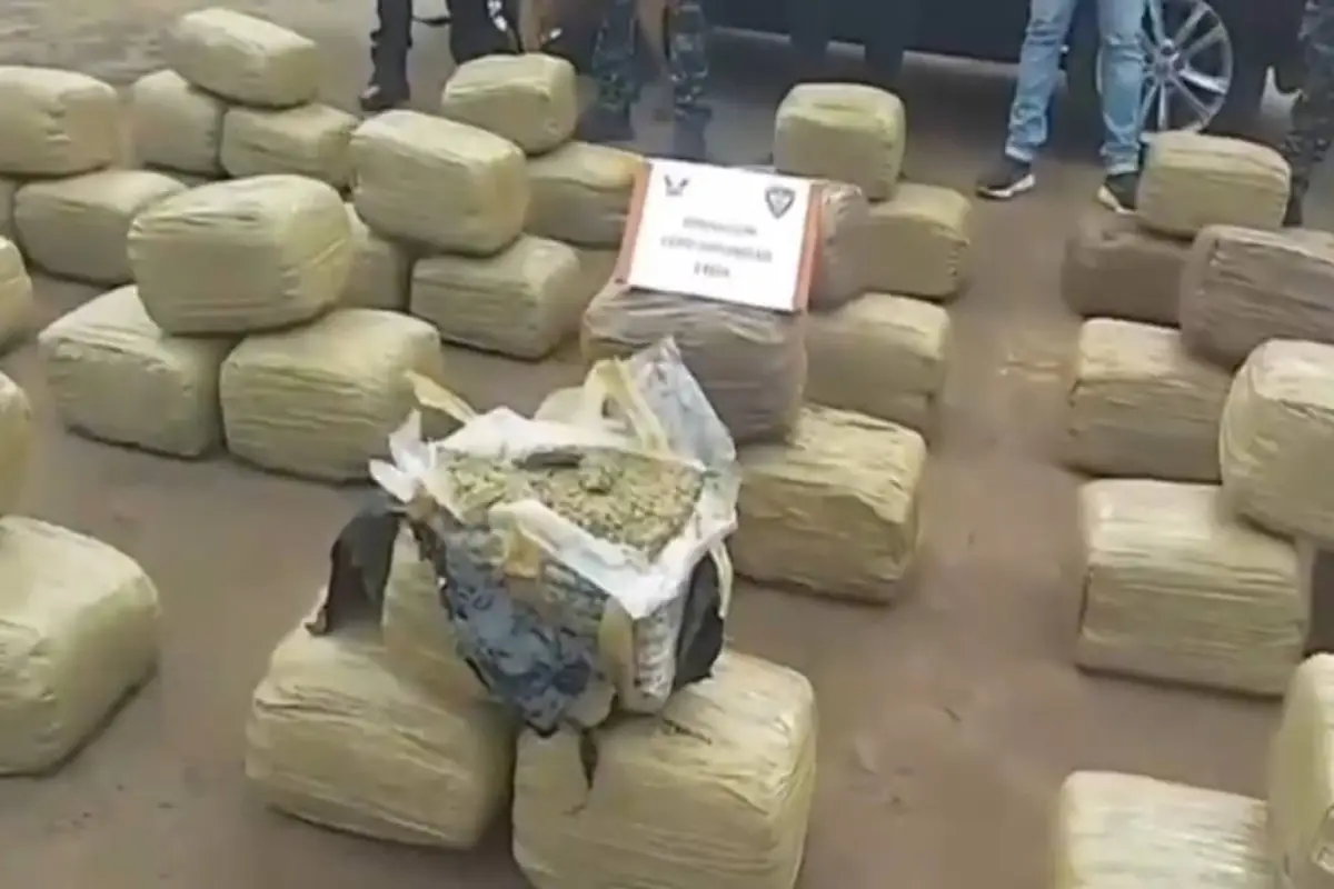 El cargamento de marihuana estaba en un carro abandonado cerca de la frontera con Colombia., Captura de video