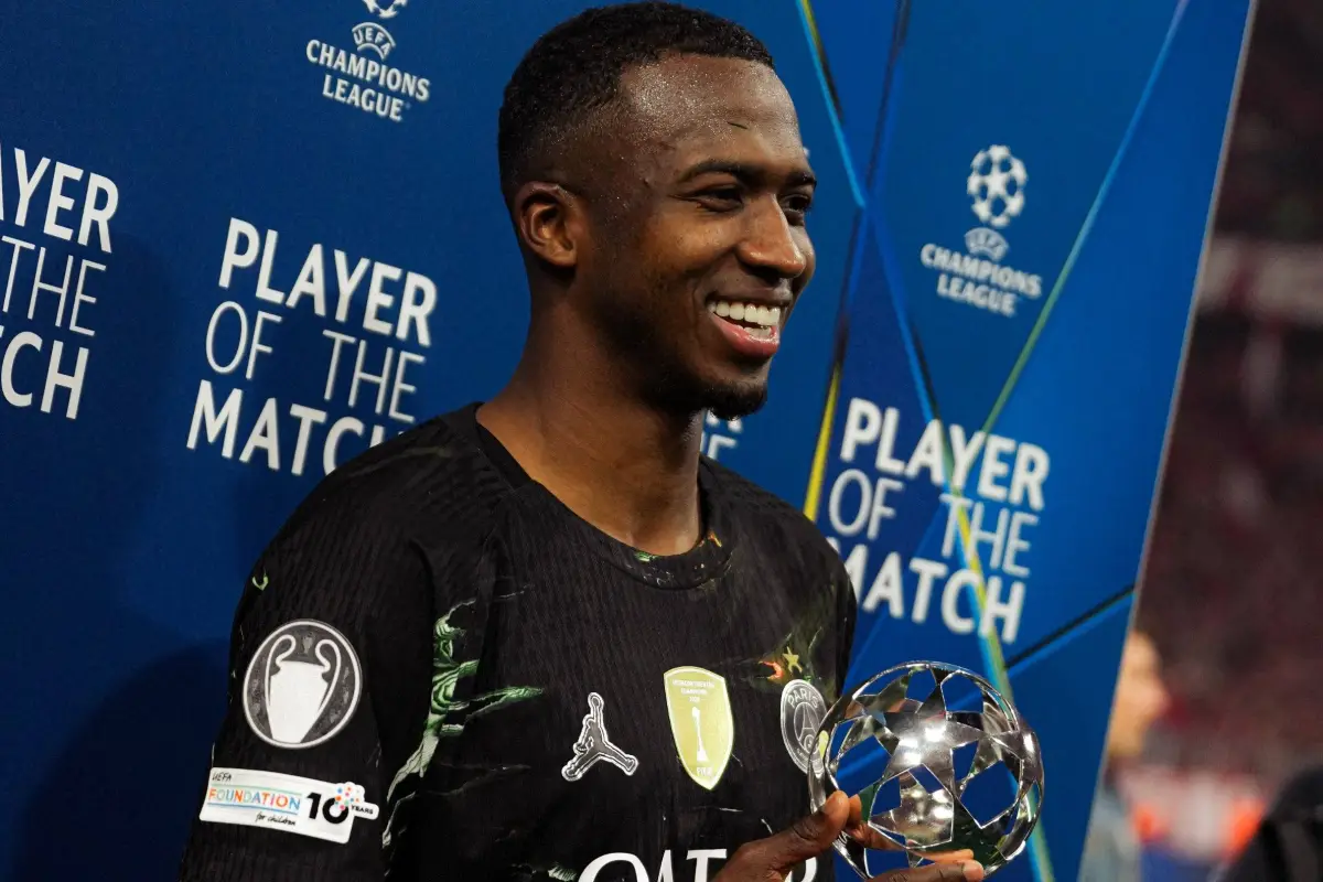 Willian Pacho recibió el premio al Mejor Jugador del partido ante Bayern Múnich