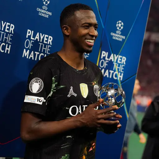 Willian Pacho cumple 100 partidos con PSG y contribuye a la clasificación a la final de Champions al ser el Jugador del Partido