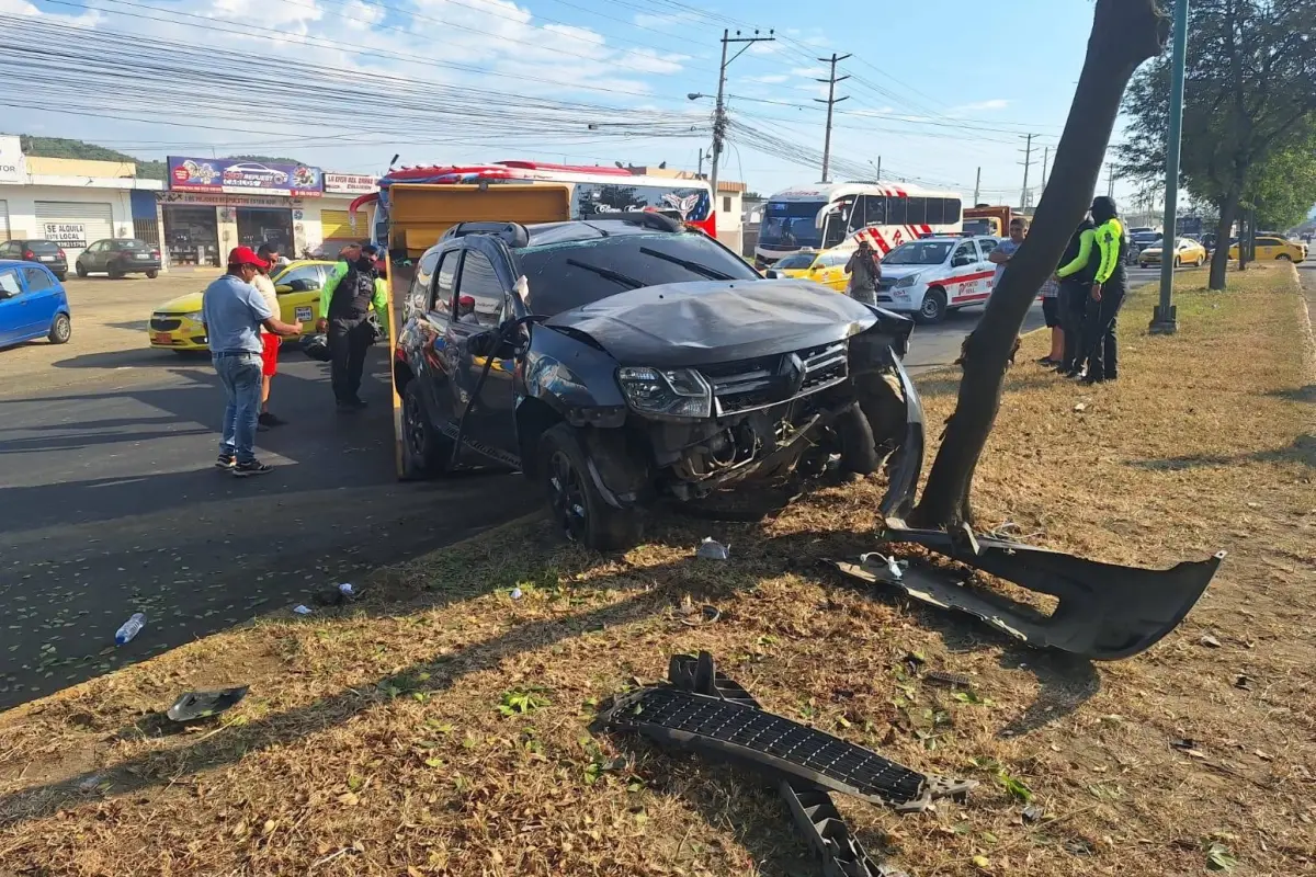 El carro quedó completamente destruido y fue trasladado a los patios de Portovial., El Diario