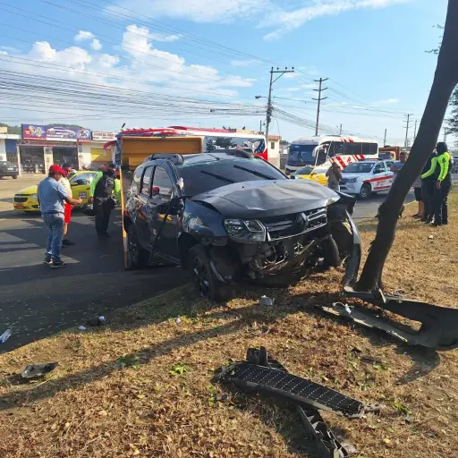 Conductor abandona su vehículo tras estrellarse contra un árbol en Portoviejo