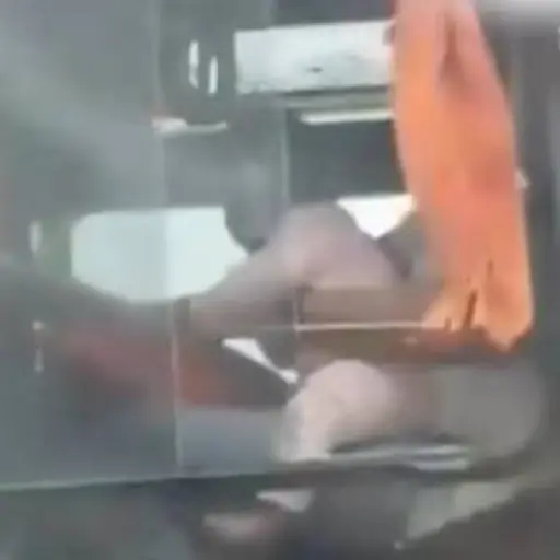 Indignación en Quito: captan a chofer manejando un bus con un bebé en brazos