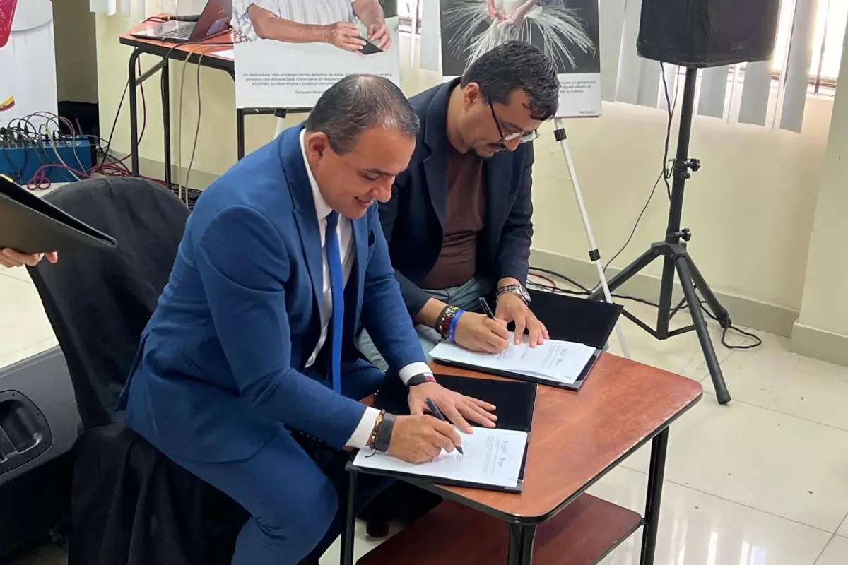 El alcalde Javier Pincay, en la firma del convenio con el director de la Casa de la Cultura de Manabí., El Diario