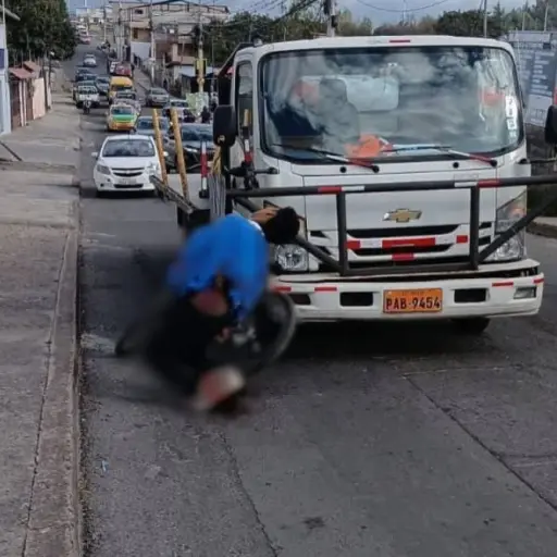 Ciclista perdió la vida en choque con vehículo que transportaba varillas, en Quito
