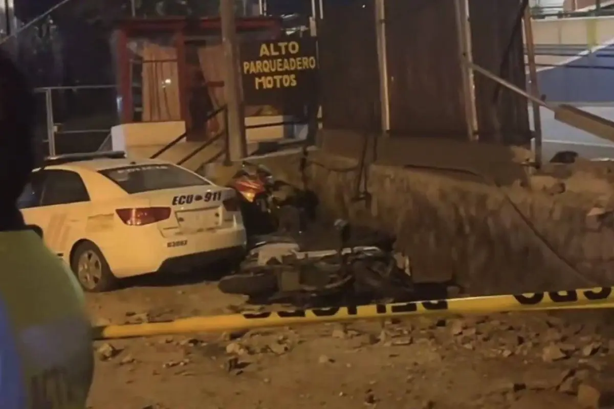 Así quedaron la pared y el vehículo patrullero accidentado., Redes sociales.