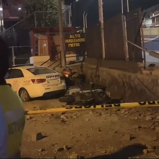Policía en aparente estado de embriaguez chocó un patrullero durante el toque de queda en Chillogallo, al sur de Quito