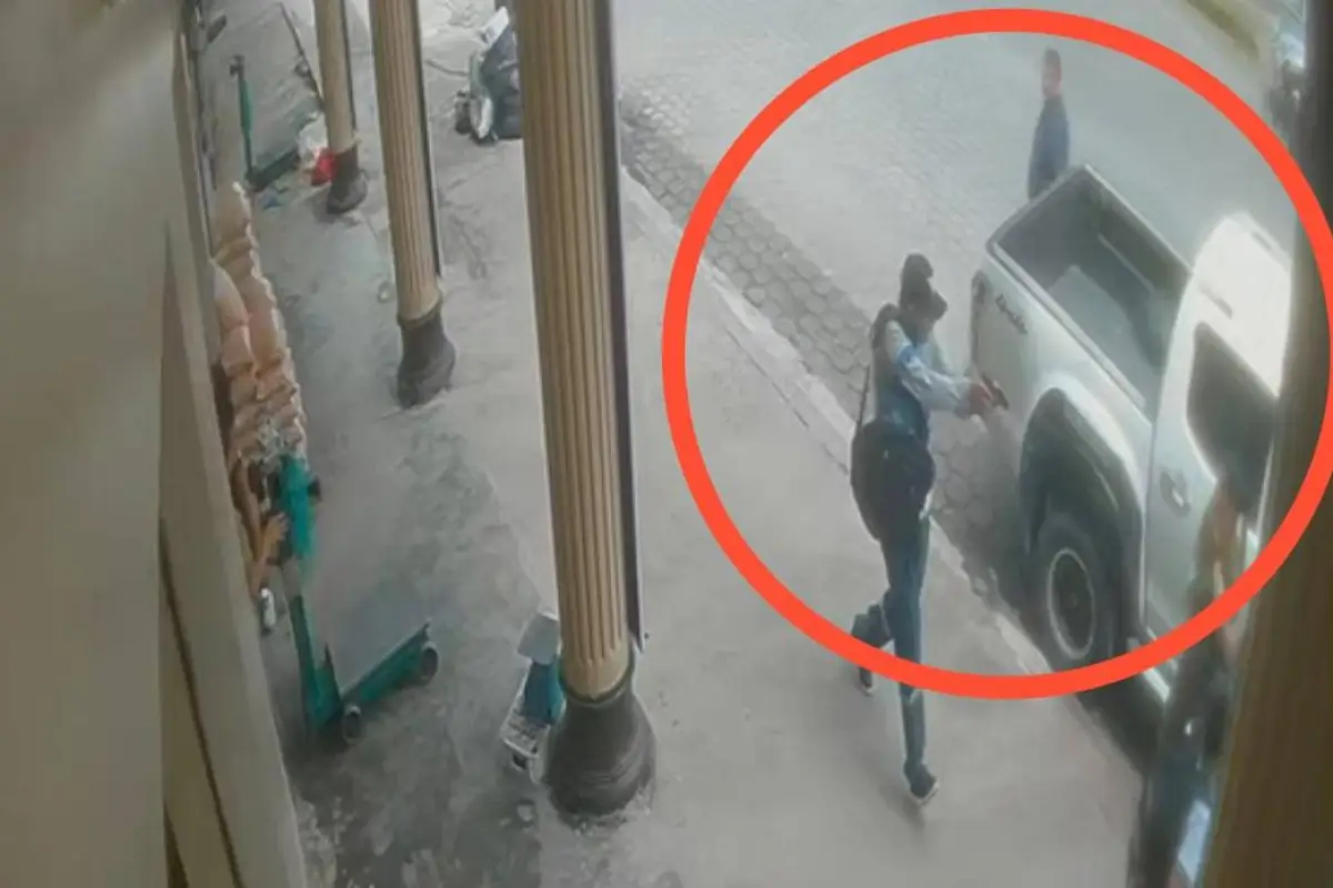 Momento en el que el asaltante intimidaba a sus víctimas., Captura de video.