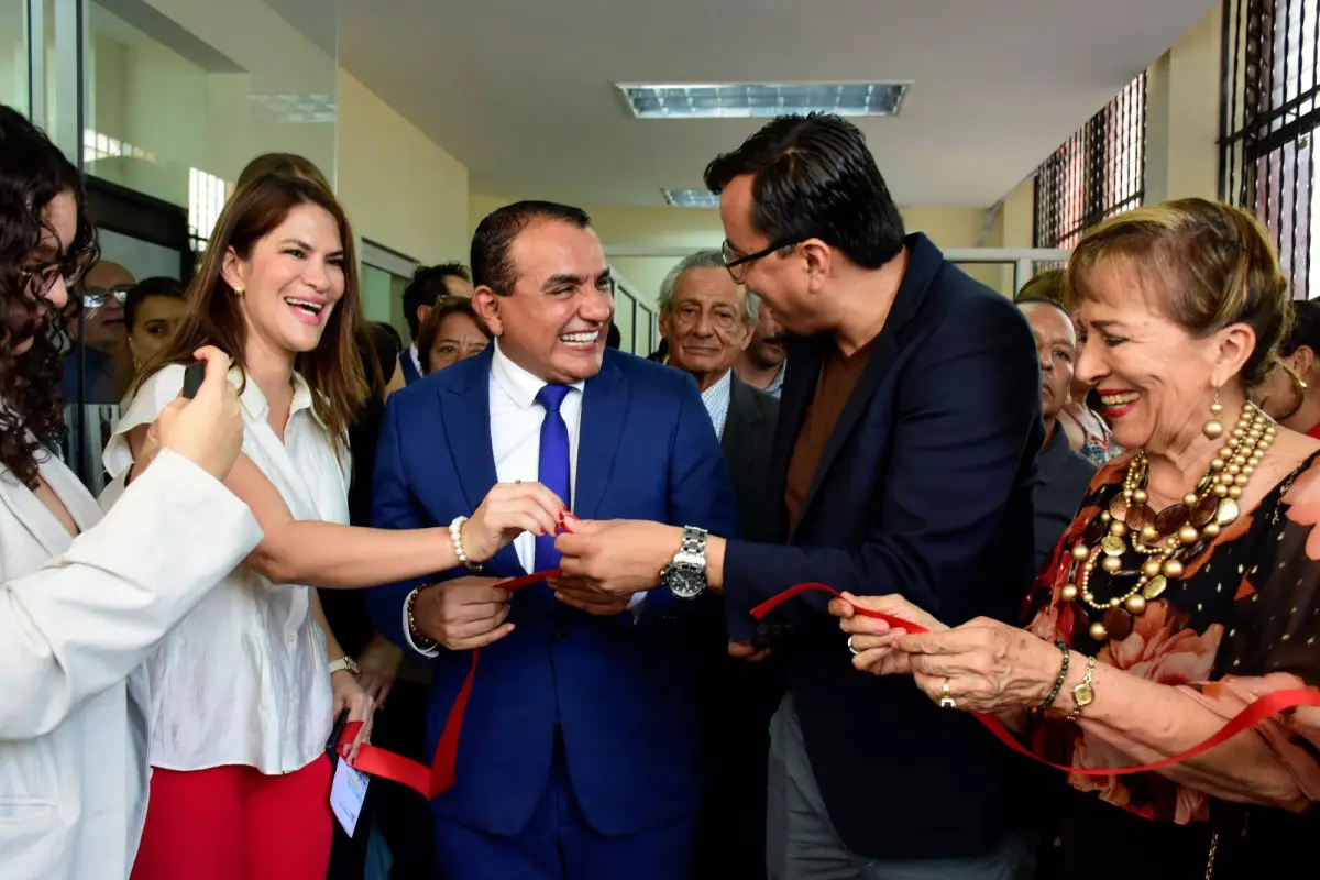 El alcalde Javier Pincay, junto al director provincial de la Casa de la Cultura, Carlos Candela, realizaron el corte de la cinta., El Diario