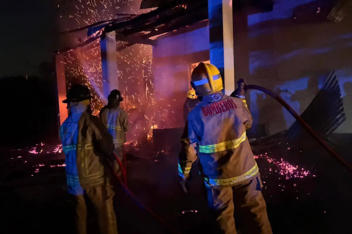 Los bomberos llegaron al sitio., Cortesía