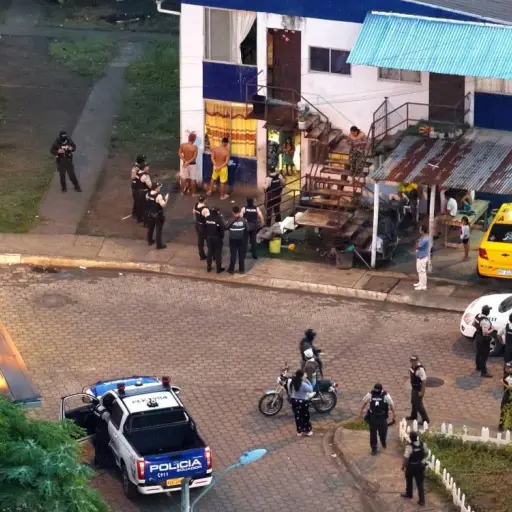 Armas, drogas y vehículos fueron incautados en operación policial en Chone