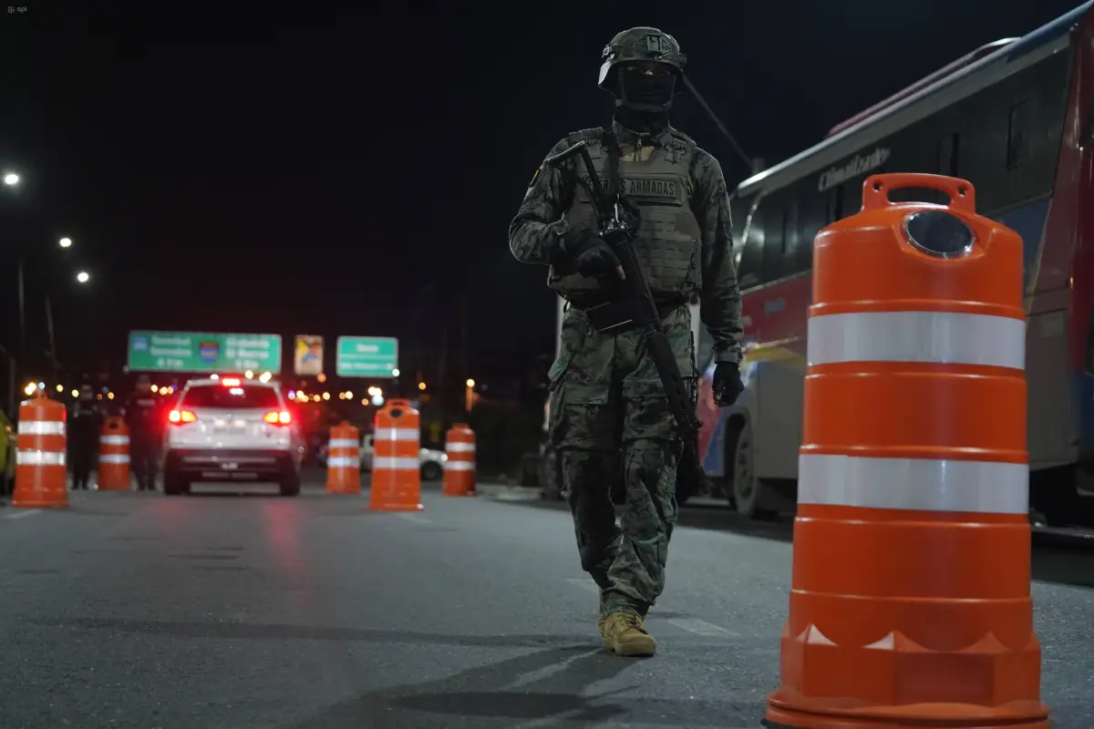 Entre Quito y Manabí fueron cerca de 50 detenidos tras no acatar el toque de queda dispuesto por el Gobierno Nacional., Foto: Apifoto