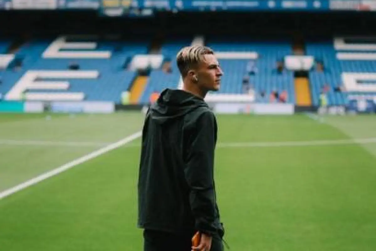 El jugador del Chelsea Jesse Shaun sufrió un fuerte golpe en su debut en la Premier League
