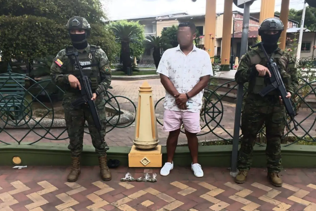 El sospechoso fue entregado a la Policía y la droga quedó bajo custodia., Cortesía