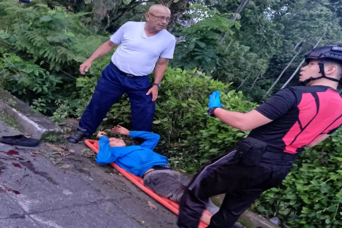 El herido fue auxiliado por paramédicos del Cuerpo de Bomberos de El Carmen., Cortesía