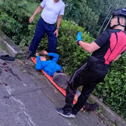 Motociclista sufre graves lesiones tras ser atropellado por un auto en la vía Chone